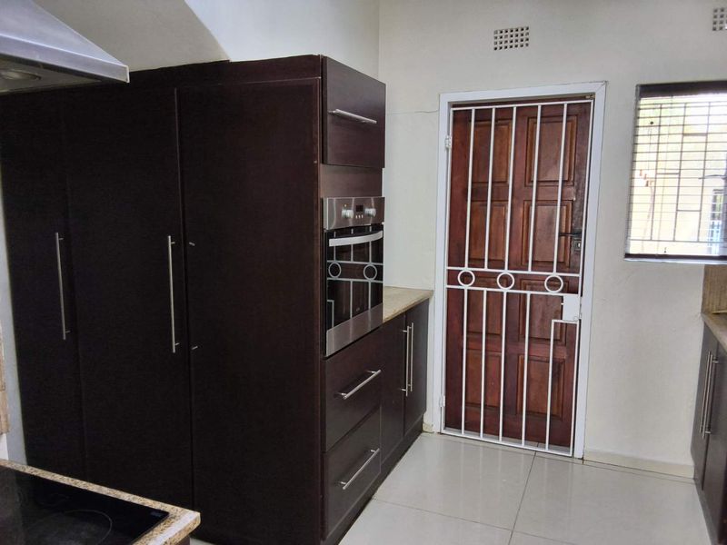Spacious 3 Bedroom Duplex to rent in Bryanston West - Photo 3