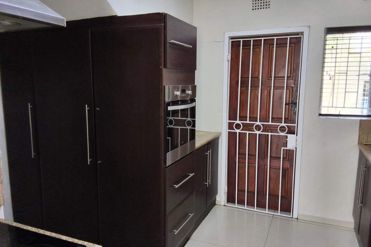 Spacious 3 Bedroom Duplex to rent in Bryanston West - Photo 3