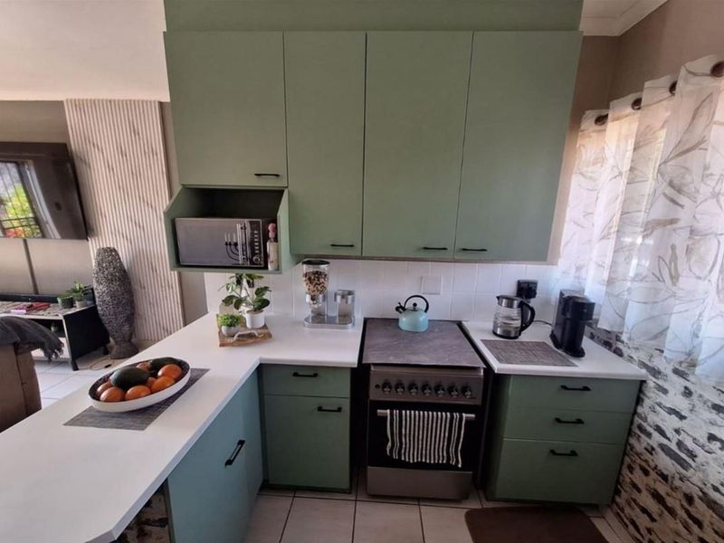 3 Bedroom Townhouse - Photo 2