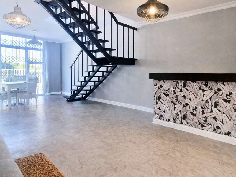 3 Bedroom Townhouse for Sale in La Lucia - Photo 2