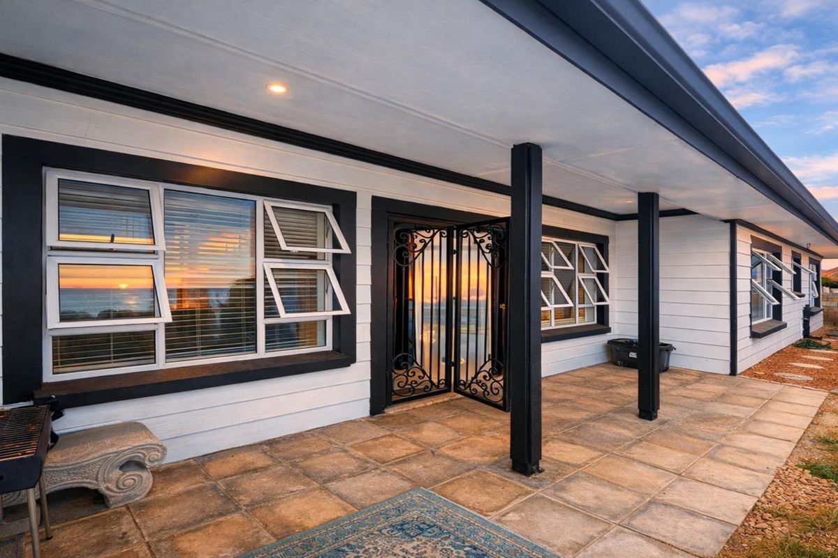 Coastal Farmhouse Elegance - 4 Bedroom House with Flat for Sale in Dana Bay - Photo 2