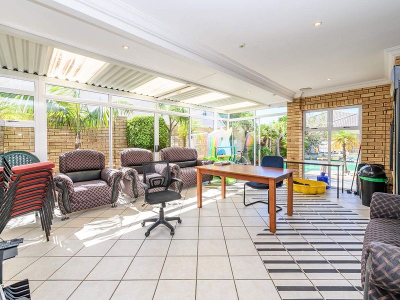 Exquisite Summerstrand Home - Photo 10