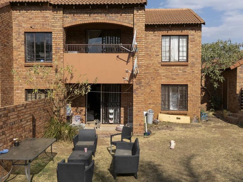GROUND-FLOOR 2-BED UNIT WITH GARDEN IN MOOIKLOOF RIDGE ESTATE - Photo 3