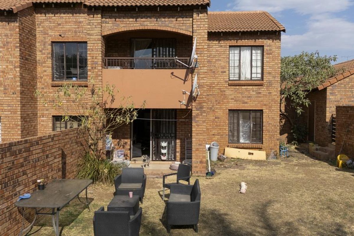 GROUND-FLOOR 2-BED UNIT WITH GARDEN IN MOOIKLOOF RIDGE ESTATE - Photo 3