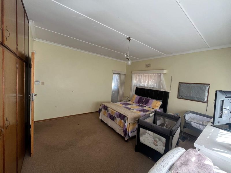 Spacious Family Home with Expansive Garden & Entertainment Area - Photo 7