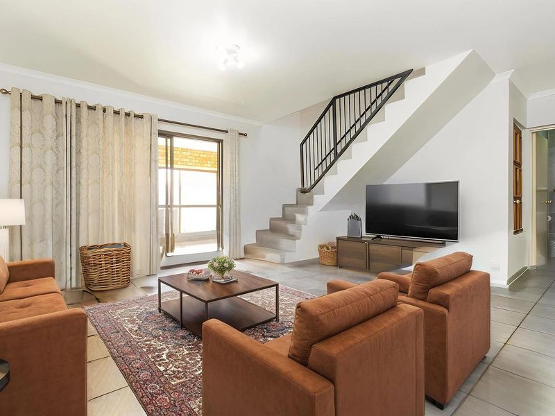 Spacious 3-Bedroom Home in Prime Honeydew Manor Location - Photo 2