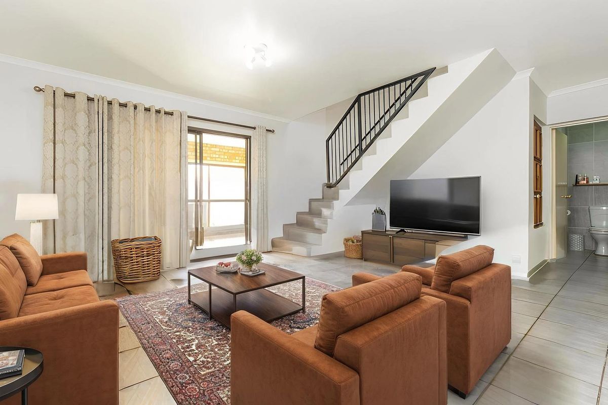 Spacious 3-Bedroom Home in Prime Honeydew Manor Location - Photo 2