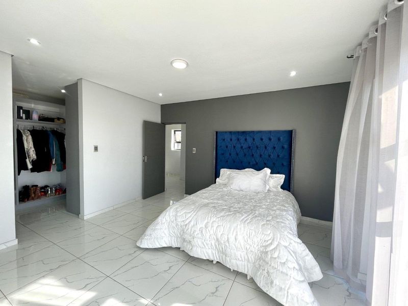 Secure Estate Living Meets Contemporary Elegance - Photo 9