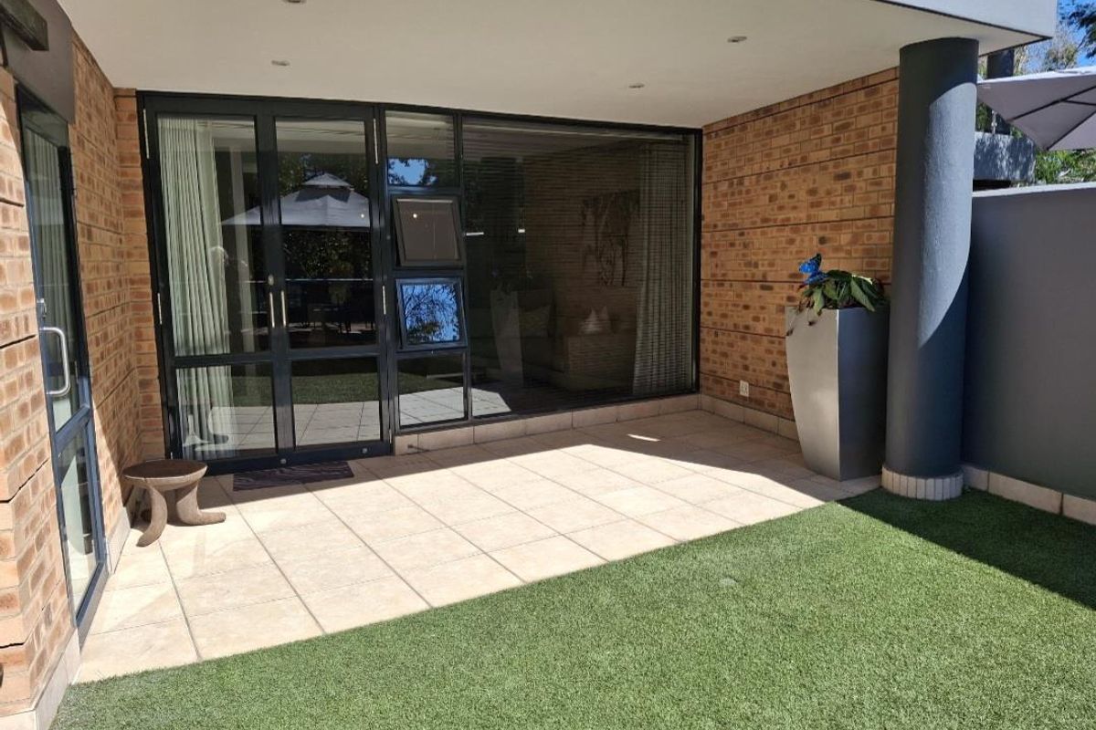 A BEAUTIFULLY FURNISHED TWO BEDROOM GARDEN APARTMENT - Photo 4