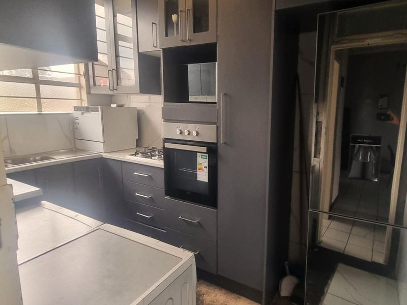 Cozy 2 Bedroom Unit with Balcony & Pool Access - Photo 6