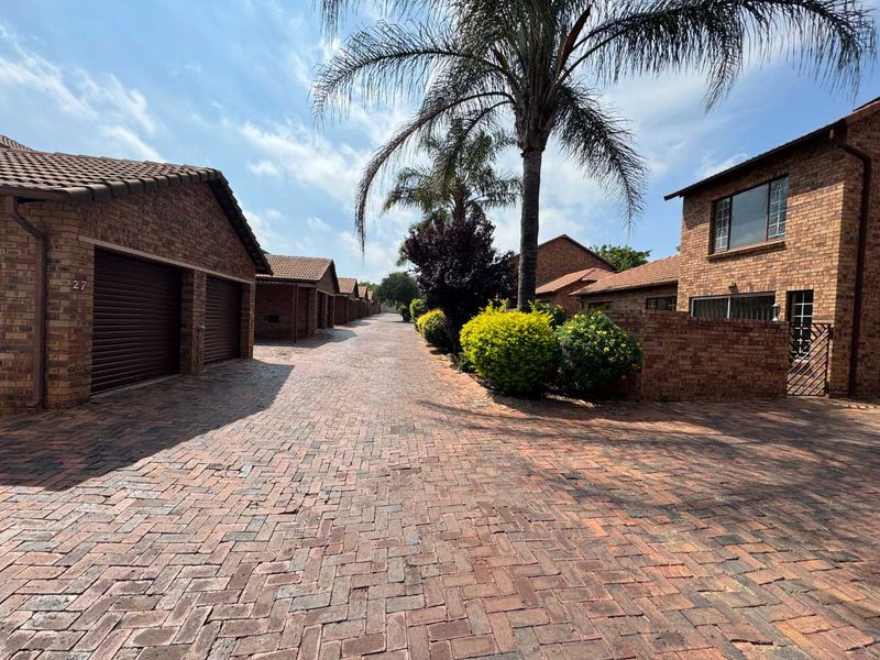 Stunning 3 bedroom townhouse to rent in Weltevredenpark - Photo 3
