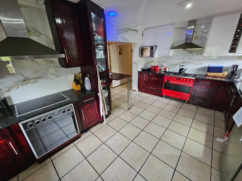 Stunning 4-Bedroom Family Home with Entertainment Paradise & Pool - Photo 10