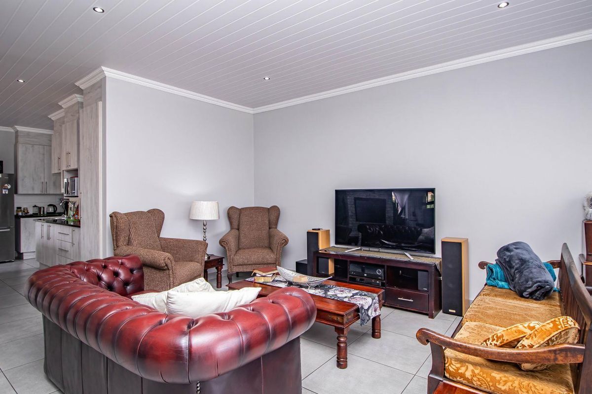 Charming, Low Maintenance Family Home in Monte Christo - Photo 5