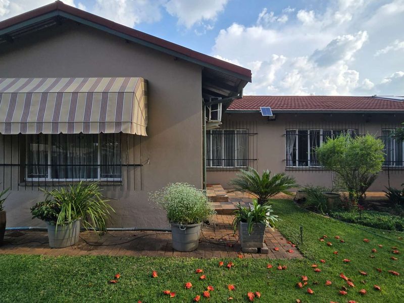 Perfect Family Haven with bonus Flatlet & Sparkling pool in Sinoville - Photo 4