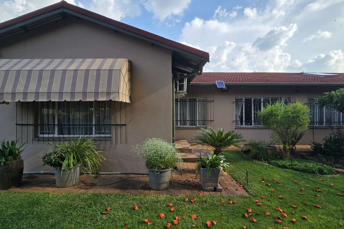 Perfect Family Haven with bonus Flatlet & Sparkling pool in Sinoville - Photo 5