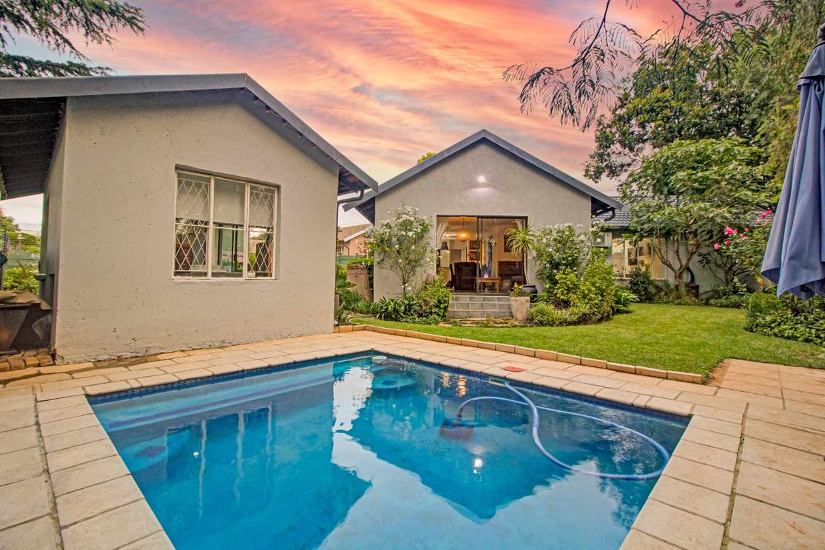 Effortless Elegance: Pool, Jacuzzi, & More - Photo 2