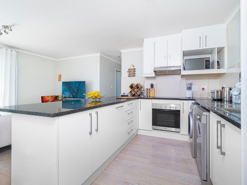 Luxury Two-Bedroom Apartment with Prime Location - Photo 6