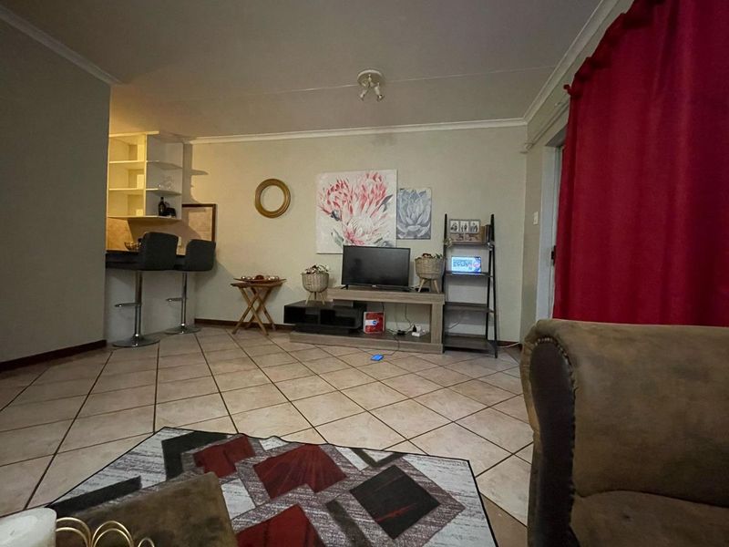 2 Bedroom Apartment with Balcony and 24-Hour Security - Photo 4
