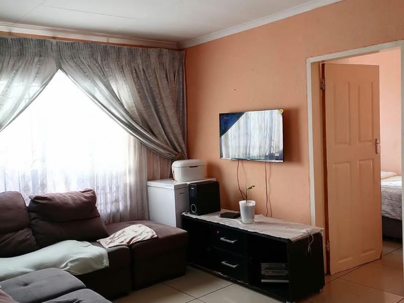 A stunning ready to move in 2 Bedroom House - Photo 8