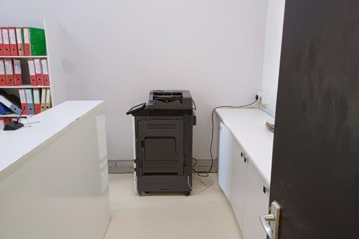 LARGE OPEN OFFICE AND RETAIL SPACE - TO LET - Photo 3