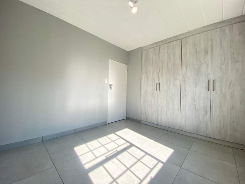Beautifully Renovated Ground Floor Unit - Photo 8
