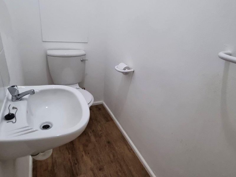 Spacious Ground Floor Office in Westlake - Photo 10