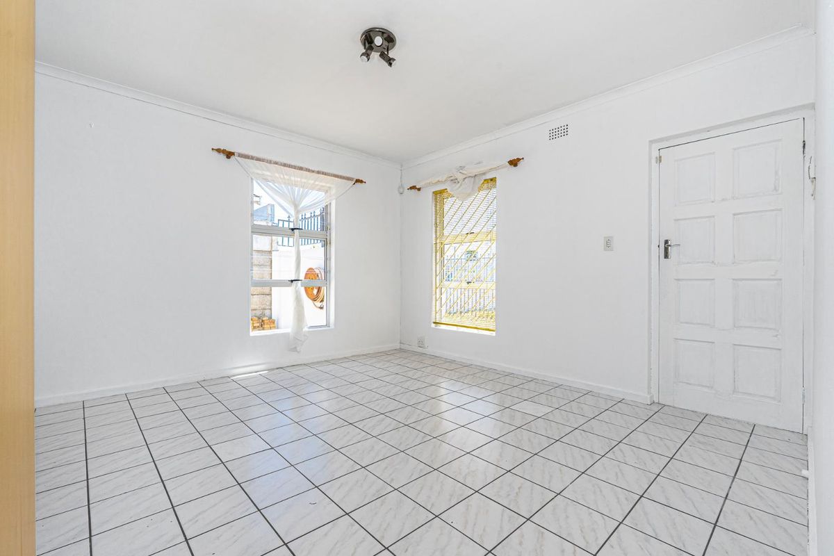 Ideal Three Bedroom Starter Home - Photo 4