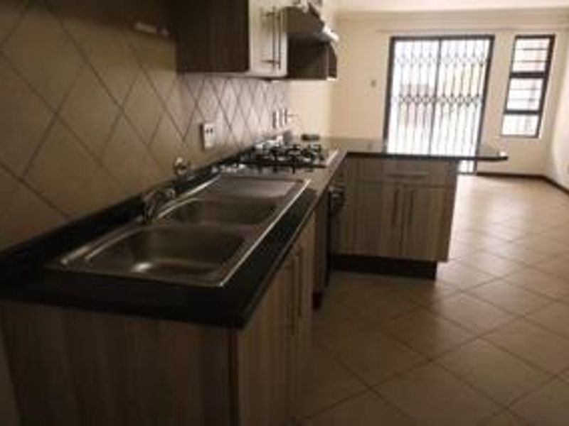 Luxury 2 Bedroom apartment to rent - Photo 4