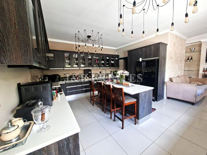 "Elegant Living: Where Comfort Meets Style!" - Photo 6