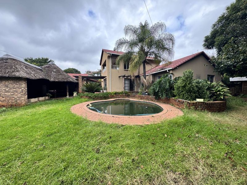 Elegant 4 Bedroom Family Home with Exceptional Entertainment Areas in Rooihuiskraal - Photo 2