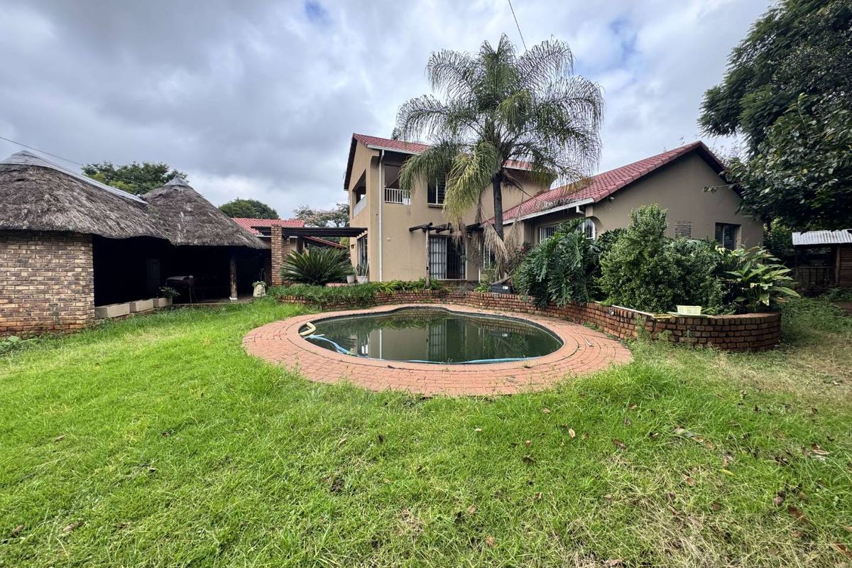 Elegant 4 Bedroom Family Home with Exceptional Entertainment Areas in Rooihuiskraal - Photo 2