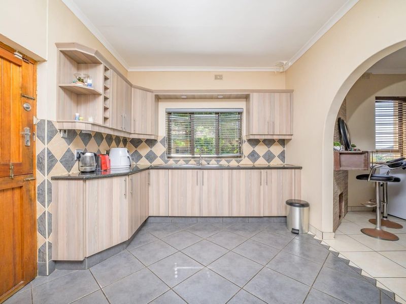 Spacious Ocean View Home with Pool, Sea Views PLUS 1 BED GRANNY COTTAGE! - Photo 6