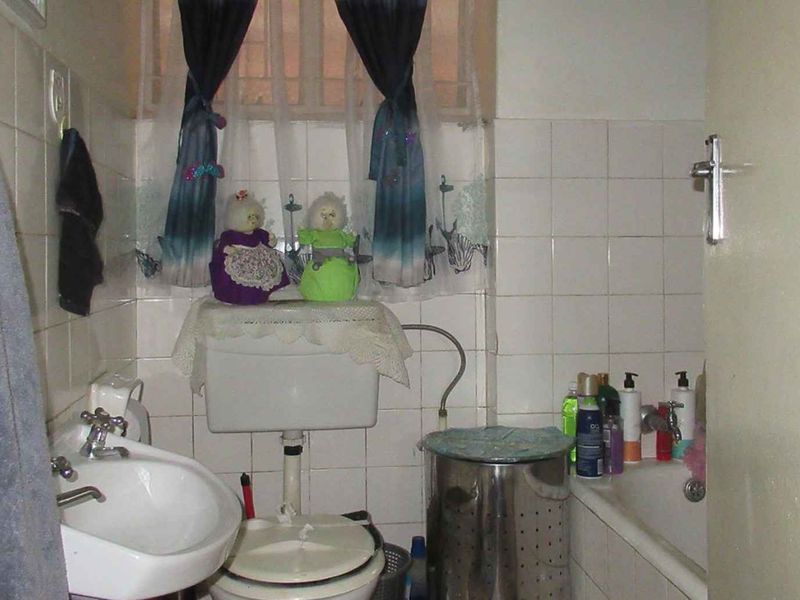 This starter home is perfect for young professionals or for a small family. - Photo 3