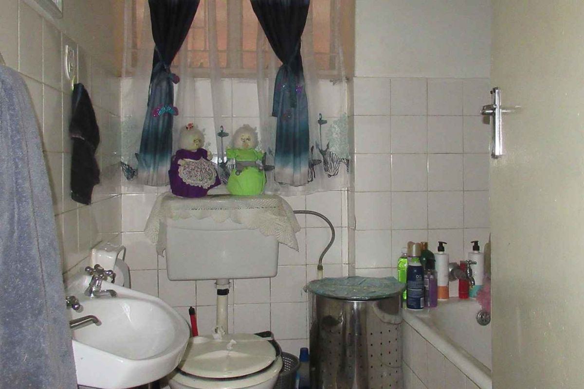 This starter home is perfect for young professionals or for a small family. - Photo 3