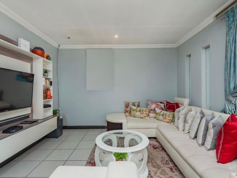 Exceptional 4-Bedroom Family Home with 2 Cottages, Income Potential & Entertainment Paradise for Sale in Germiston - Photo 8