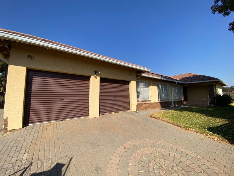 Spacious Family Living - Photo 2