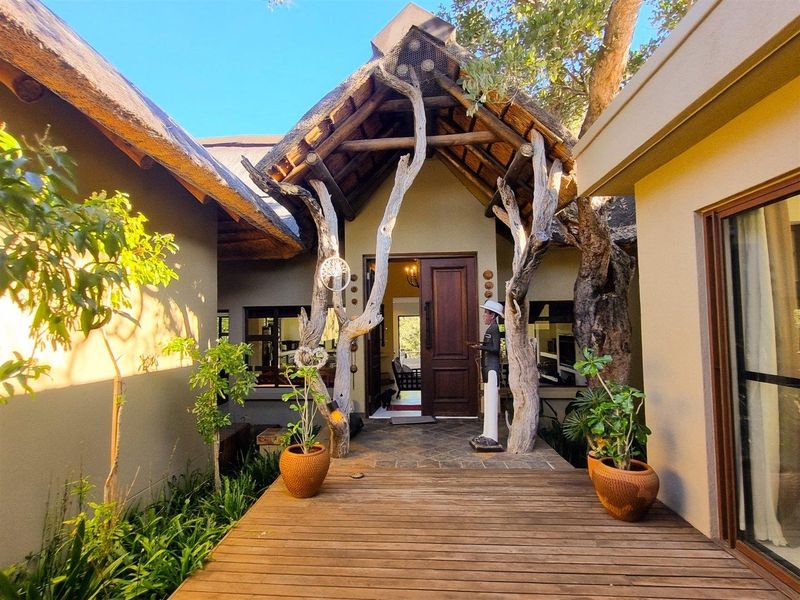 Stunning property in excellent condition with traverse right to Khaya Ndlovu - Photo 5