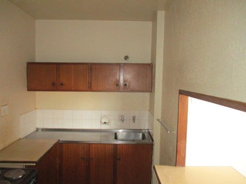 BACHELOR FLAT TO RENT IN SUNNYSIDE - Photo 3