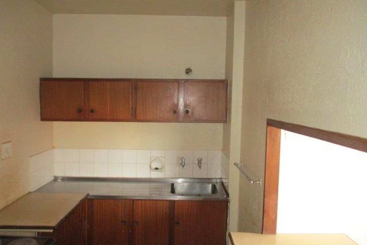 BACHELOR FLAT TO RENT IN SUNNYSIDE - Photo 3