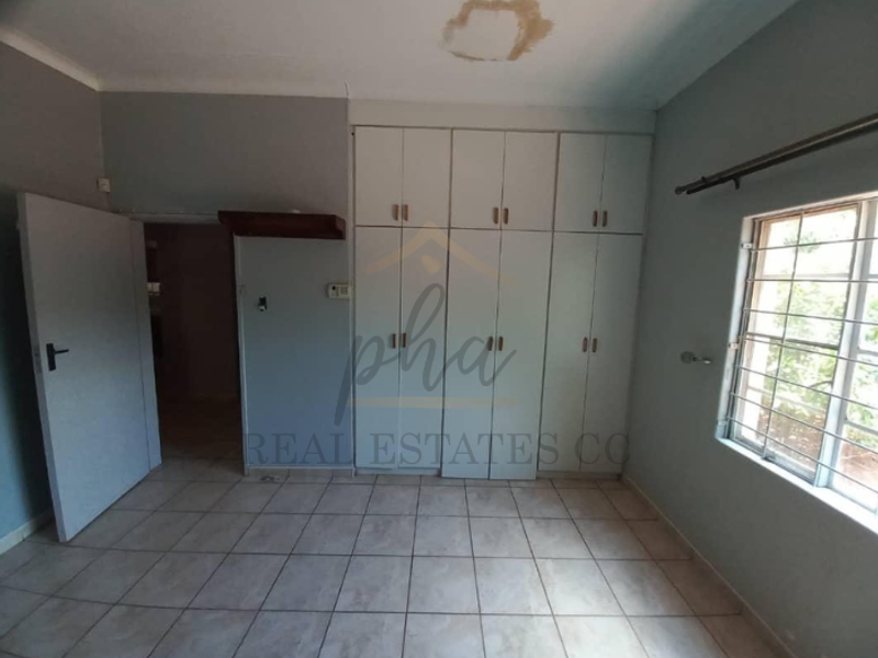 Spacious family home with flat in Tsumeb for sale below valuation - Photo 5
