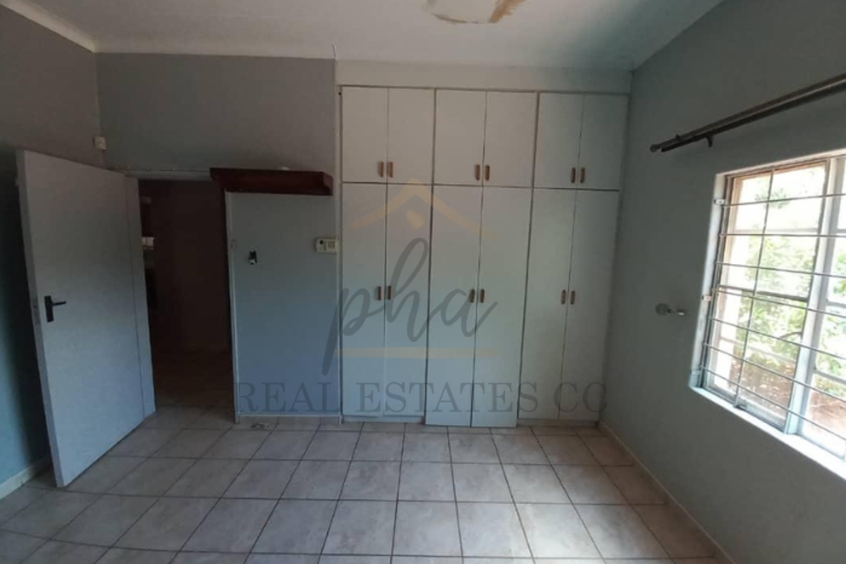 Spacious family home with flat in Tsumeb for sale below valuation - Photo 5