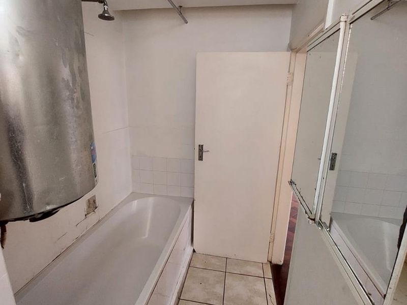 Unfurnished 3-Bedroom Apartment To Rent in Long Street! - Photo 9