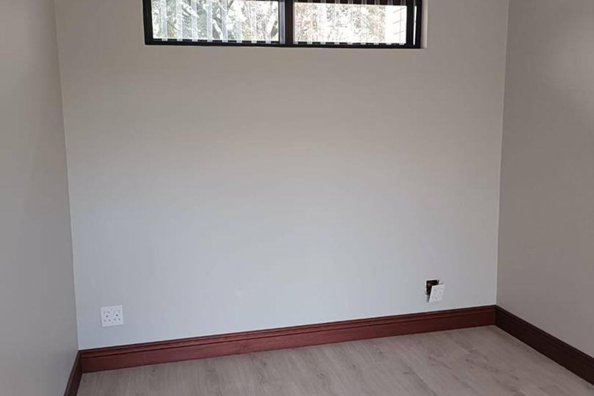 24 HOURS GUARDS SECURITY SERVICES, Stunning 4-Bedroom Home in Waterkloof - Photo 5