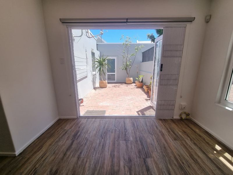 Semi-furnished Two-Bedroom Townhouse with Courtyard and Garage in Sought-After Claremont Upper! - Photo 8