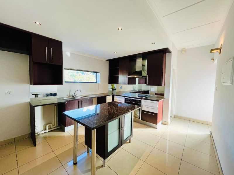 Prestige and Convenience: Stunning Triplex at 22 on Atholl - Photo 5