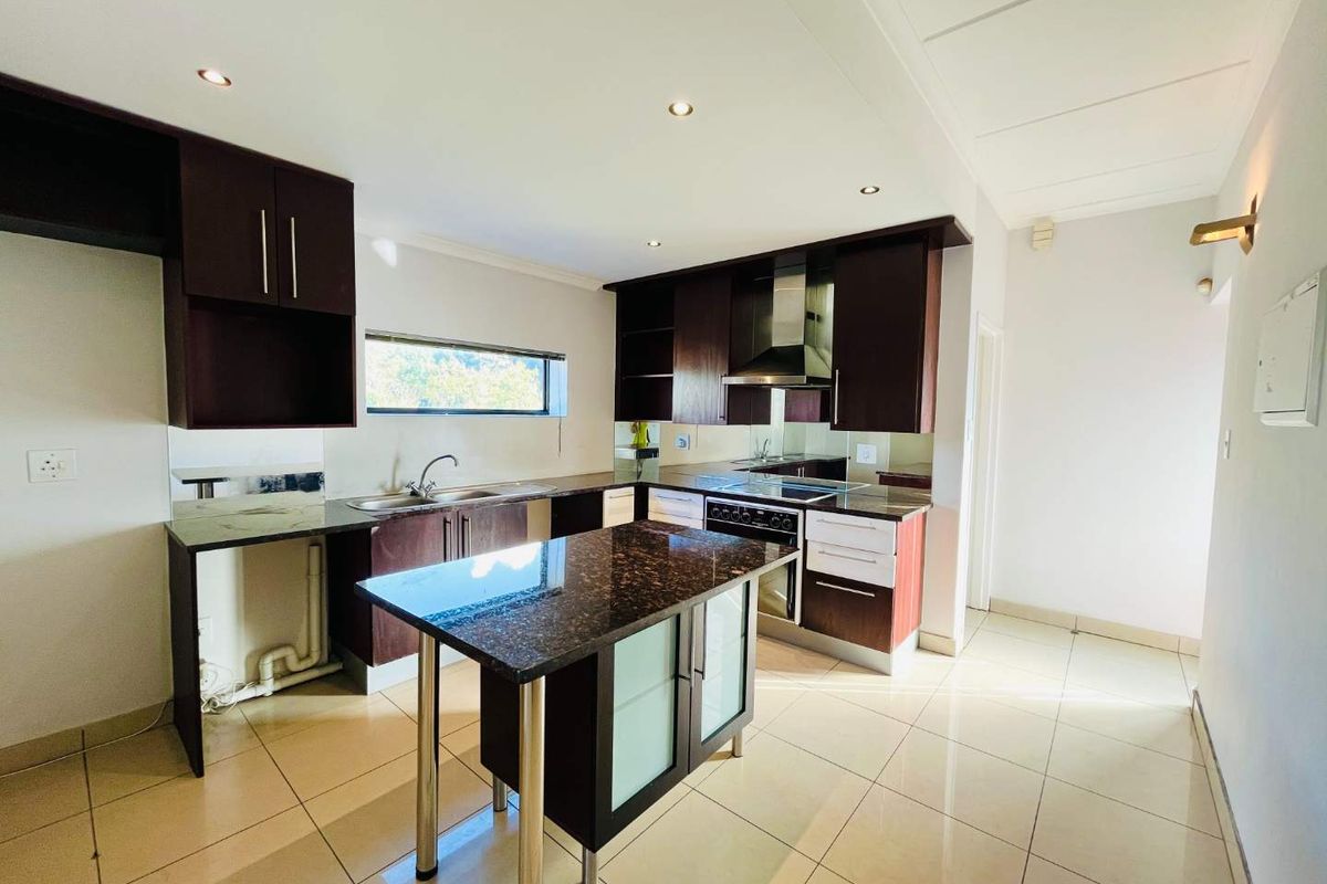 Prestige and Convenience: Stunning Triplex at 22 on Atholl - Photo 5