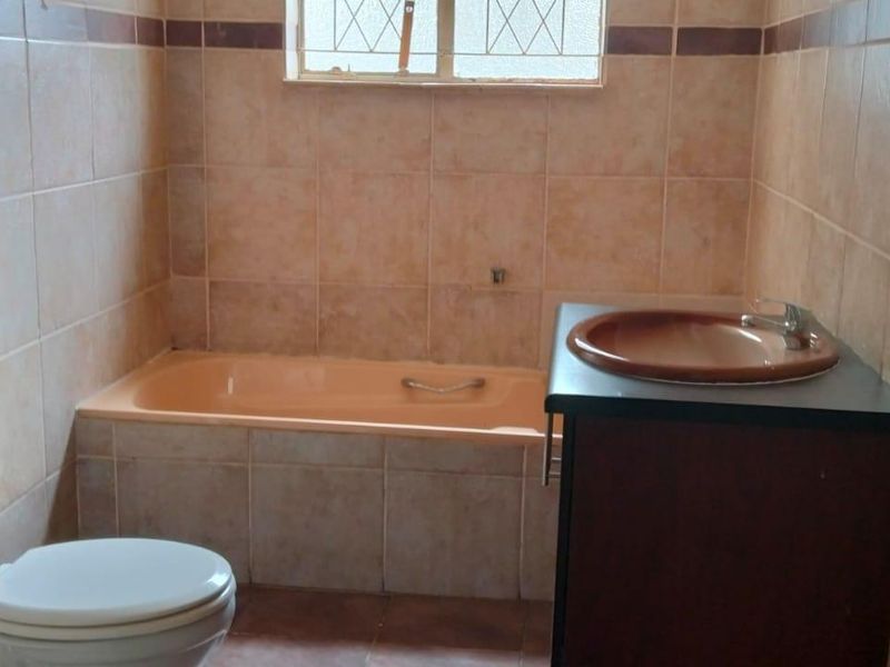 Space and Comfort 4 bedroom for sale with flatlet in Selcourt - Photo 6