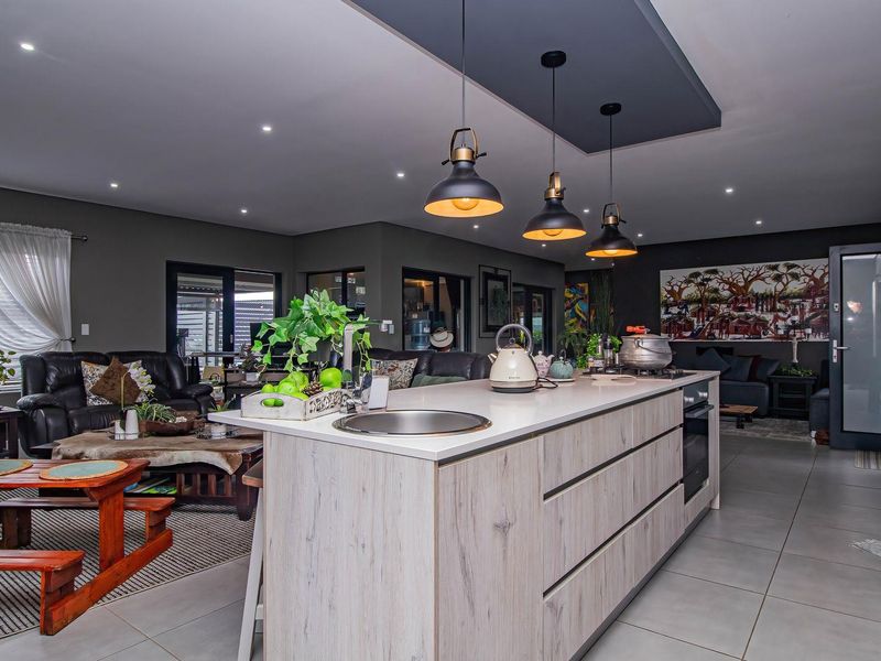 Hartland estate entertainers dream home - Photo 9