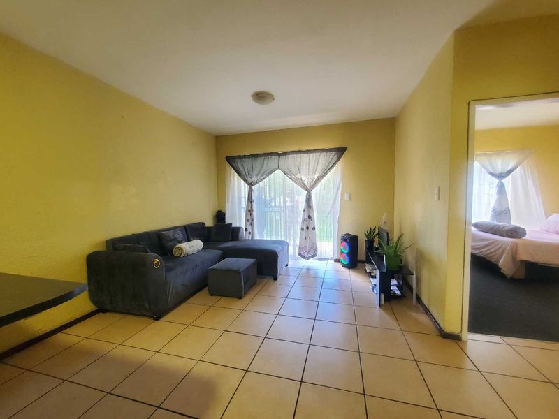 Stunning 1 bedroom ground floor apartment in Willowbrook - Photo 2