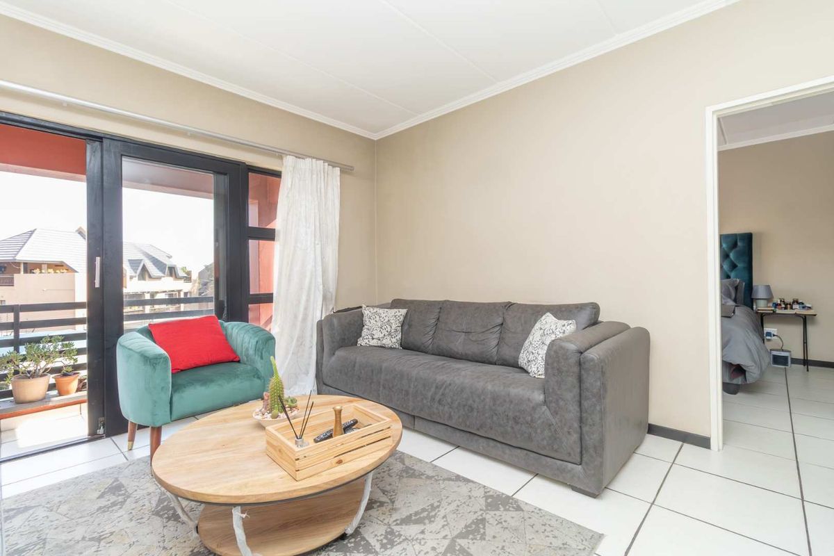 A Steal - One Bed One Full Bath in the heart of Douglasdale - Photo 4